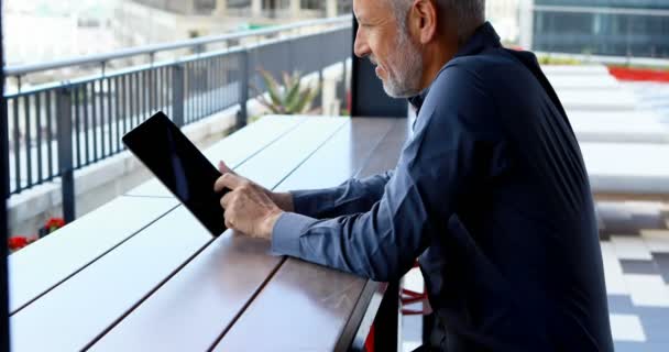 Mature businessman using digital tablet in hotel 4k - Video
