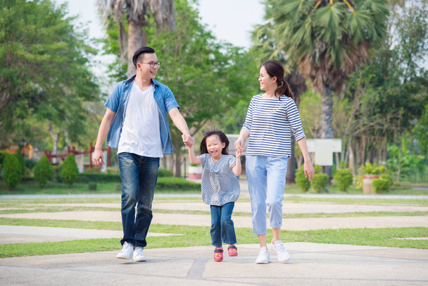 Boldog ázsiai család, gyaloglás együtt a parkban - Fotó, kép