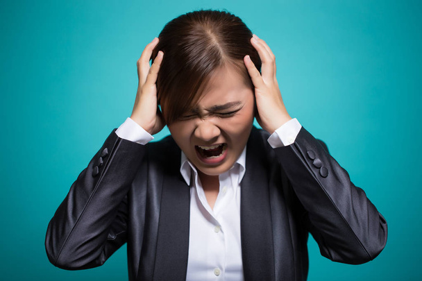 Mujer enojada gritando
 - Foto, imagen