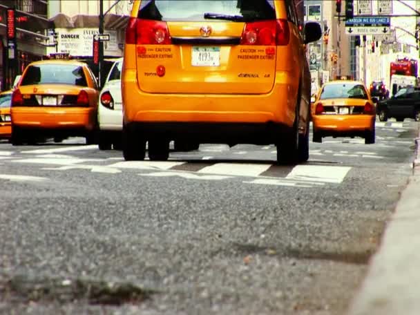 Gelbe Taxis auf den Straßen von New York - Filmmaterial, Video