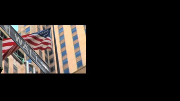 Γουώλ Στρητ σημάδι & αμερικανική σημαία που απομονώνονται σε μαύρο φόντο - Πλάνα, βίντεο