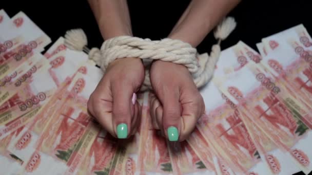 Связанные руки на фоне российских рублей
. - Кадры, видео