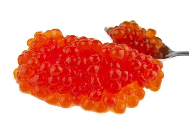 roter Kaviar in einem Metalllöffel isoliert auf weißem Hintergrund - Foto, Bild