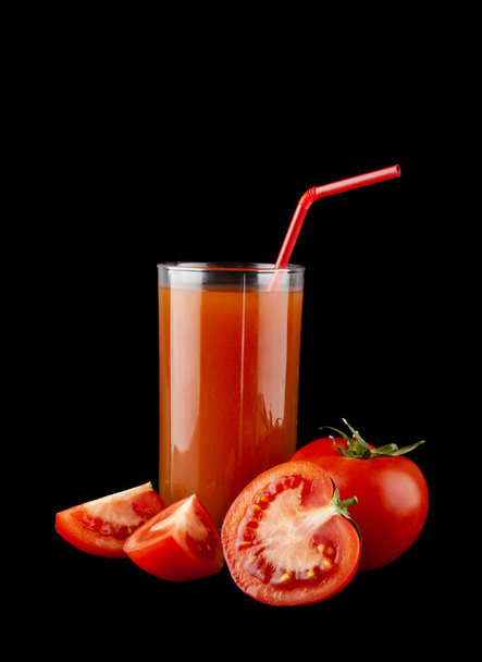 rojo, jugoso, tomates frescos y jugo de tomate en un fondo negro
 - Foto, Imagen