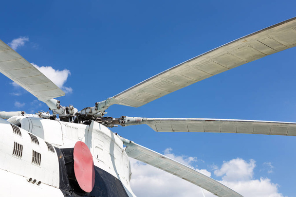 Suurten rahti-matkustajahelikopterien lähikuvausroottorit sinistä taivasta vasten taustalla
 - Valokuva, kuva