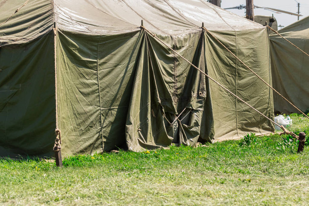 Detail met de buitenkant van een groene militaire tent - Foto, afbeelding