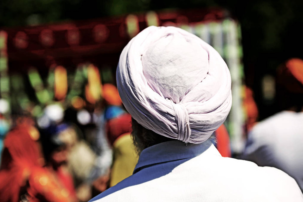 Homme sikh avec turban rose et longue barbe blanche
 - Photo, image