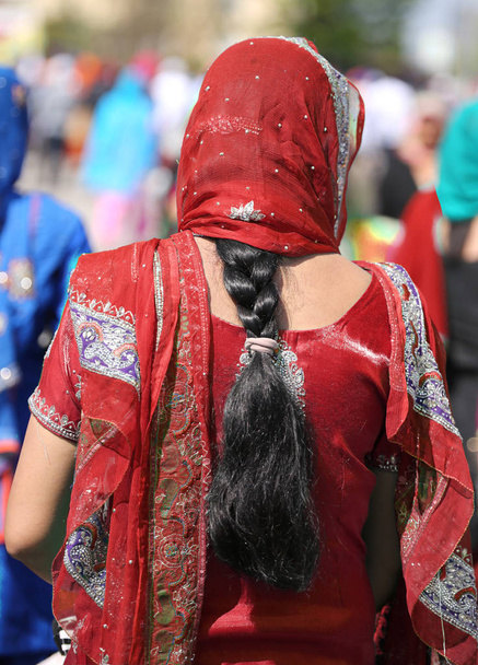 femme avec robe rouge et longs cheveux noirs
 - Photo, image