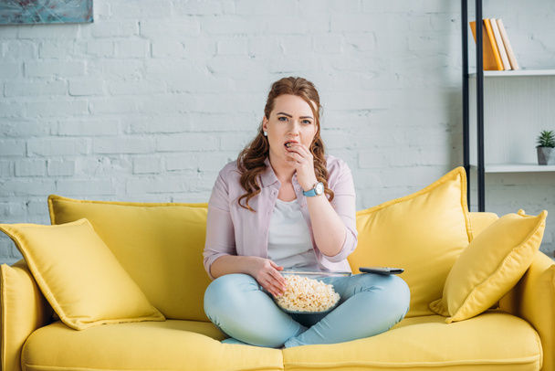 piękna kobieta, oglądając film i jedzenie popcorn w domu - Zdjęcie, obraz