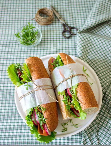 Sanduíche vegetariano de pão de farelo com legumes e ervas para um piquenique. Estilo rústico
. - Foto, Imagem
