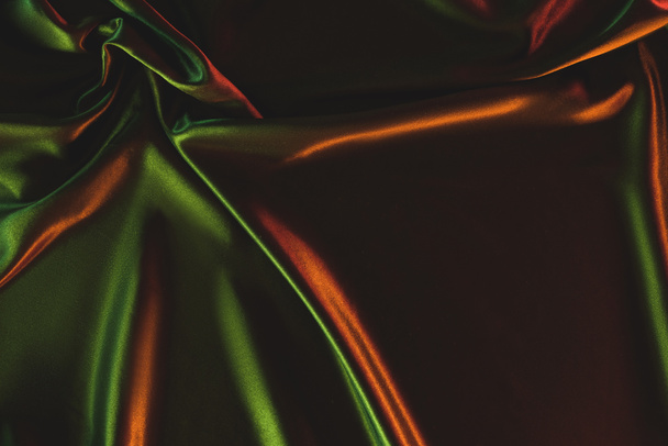 vista de cerca de tela de seda arrugada verde oscuro como telón de fondo
 - Foto, Imagen