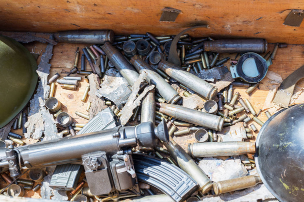 Boîte en bois avec munitions de guerre usagées. Balles, casques d'obus, chargeur et vue de sniper. Souvenirs de bataille
 - Photo, image