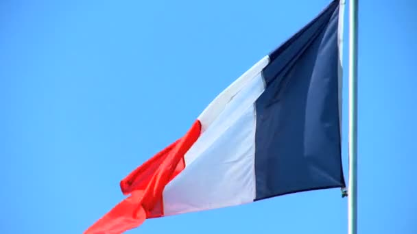 γαλλική εθνική σημαία φυσώντας εναντίον ενός σαφούς μπλε ουρανού - Πλάνα, βίντεο