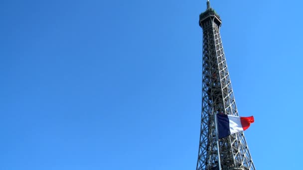 Eyfel Kulesi ve açık mavi gökyüzü karşı Fransız ulusal bayrak - Video, Çekim