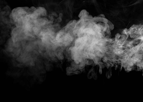 humo aislado sobre fondo negro - Foto, Imagen