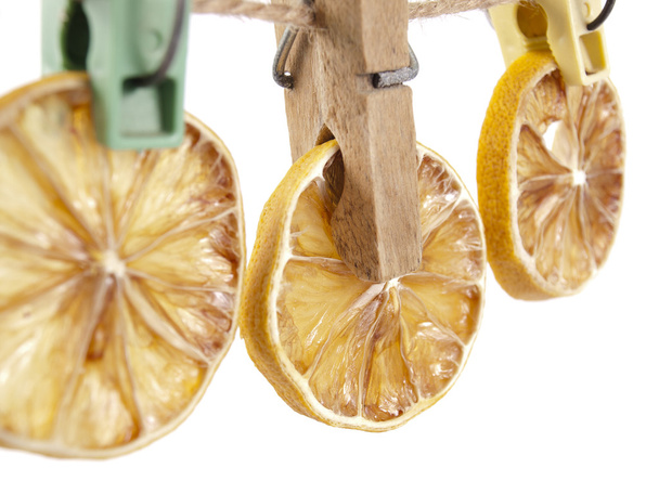 τρία λεμόνια στο ένα clothespeg - Φωτογραφία, εικόνα
