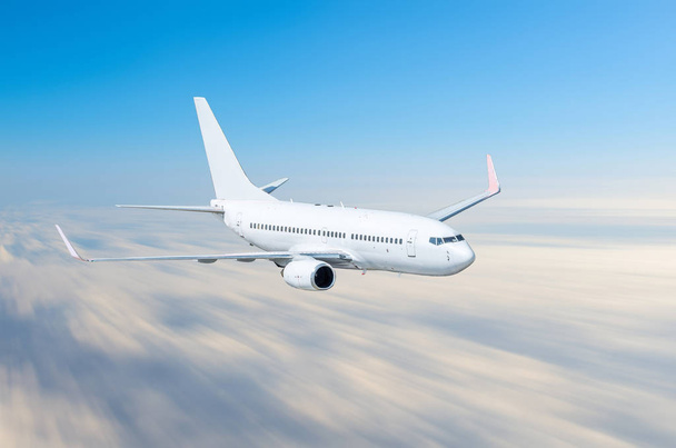 Avião no céu acima das nuvens voo viagem sol altura velocidade movimento borrão
. - Foto, Imagem