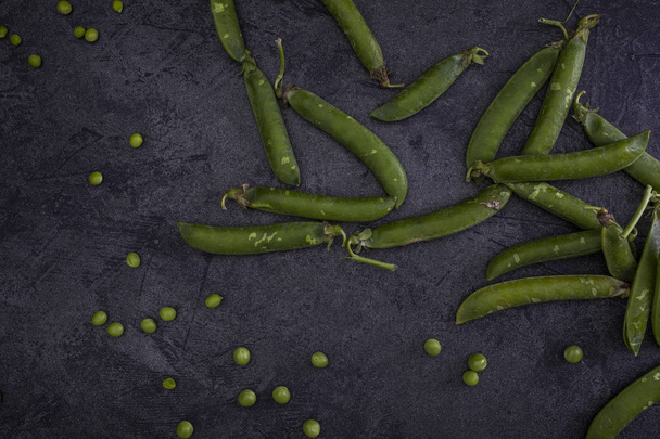 Green peas on dark background - Foto, Imagem