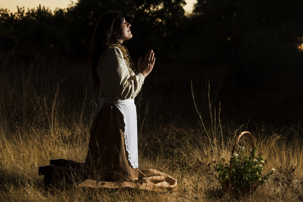 κλασική κορίτσι προσεύχεται στην ύπαιθρο - Φωτογραφία, εικόνα