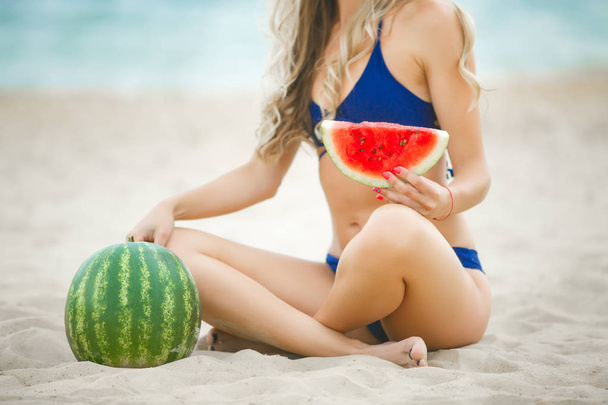 Mladá atraktivní žena na pláži relaxaci. Pretty woman s meloun. Roztomilá dívka venku - Fotografie, Obrázek