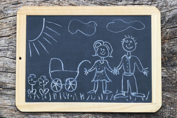 Eine Familie mit Kinderwagen in der Natur - gezeichnet auf einer Tafel - Foto, Bild