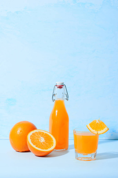 テーブルの上の新鮮な天然のオレンジ ジュース。健康ドリンク. - 写真・画像
