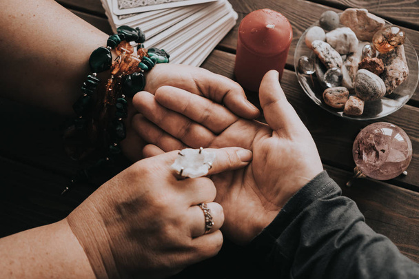 Čarodějka nebo fortune teller čtení řádků štěstí na mužské dlaně nebo rukou, mystic esoterický nebo střední paranormální chiromancy nebo věštění koncepce - Fotografie, Obrázek