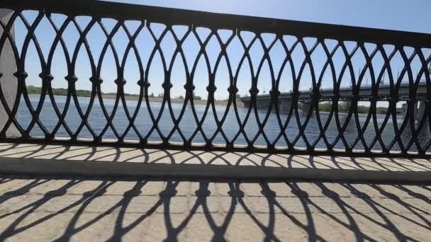 Decoratieve metalen hek aan de waterkant van de stad. - Video