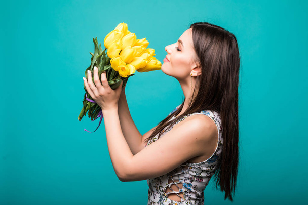 Любовь вокруг. Красивая девушка в летнем платье получить цветы тюльпаны от гер человек в руках на зеленом фоне
 - Фото, изображение