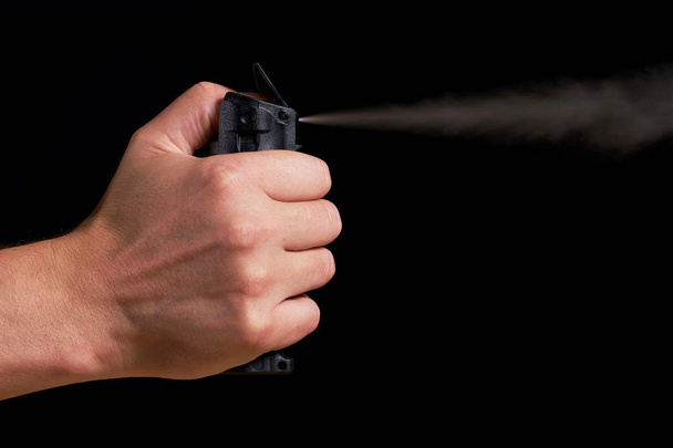 defesa pessoal - usando spray de pimenta
 - Foto, Imagem