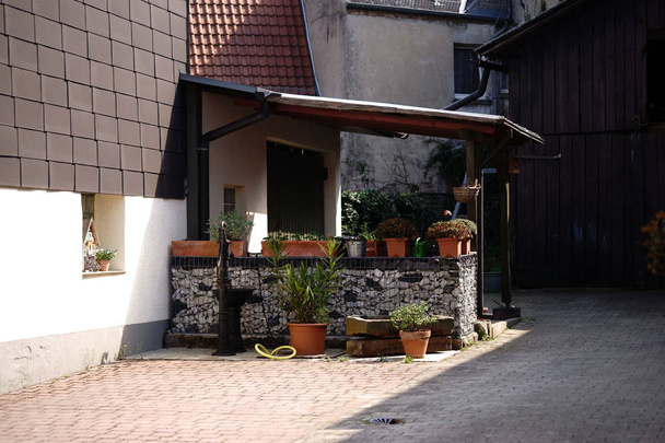 Konut / bir rustik ve nostaljik arka bahçe süslemeleri ve çiçek kutuları ile evin arkasında nostaljik arka bahçe.             - Fotoğraf, Görsel