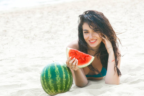 Jonge aantrekkelijke vrouw op het strand ontspannen. Mooie vrouw met watermeloen. Schattig meisje buiten - Foto, afbeelding