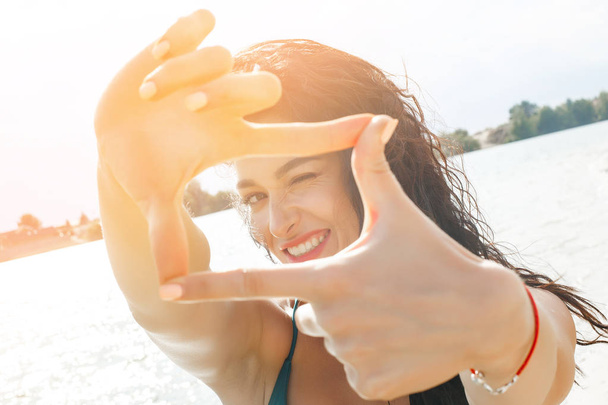 Młoda atrakcyjna kobieta co selfie na plaży - Zdjęcie, obraz