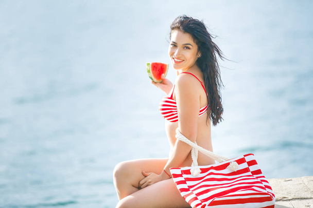 Młoda atrakcyjna kobieta na plaży z arbuza - Zdjęcie, obraz