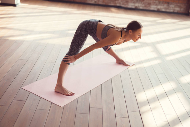Mujer joven practicando yoga - Foto, Imagen