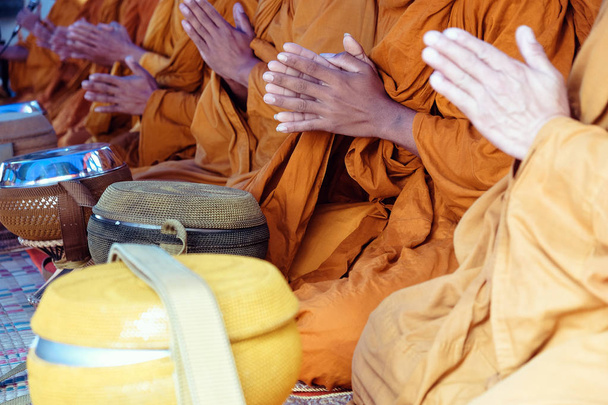 imagen de monjes budistas rezando
 - Foto, Imagen