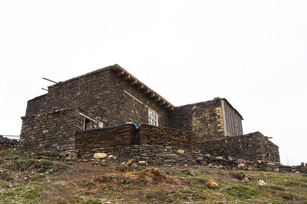 Azerbeidzjan, Khinalig nederzetting bergzicht, huizen van omwonenden. Ligt hoog in de bergen van Quba Rayon, Azerbeidzjan. - Foto, afbeelding