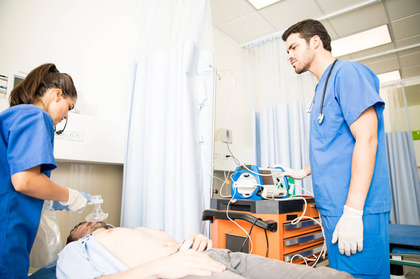 lékaři používající ambuvak pro ventilaci pacienta v bezvědomí - Fotografie, Obrázek