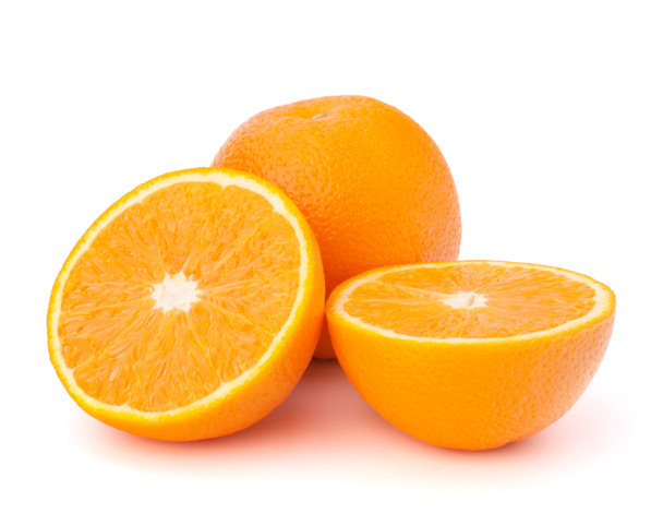Нарезанные оранжевые фруктовые сегменты изолированы на белом фоне - Фото, изображение