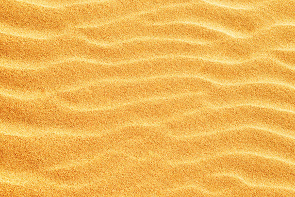 Zand textuur op strand met golven als natuurlijke tropische achtergrond - Foto, afbeelding