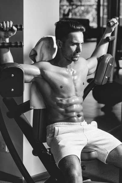 muscular man training in gym - Fotografie, Obrázek