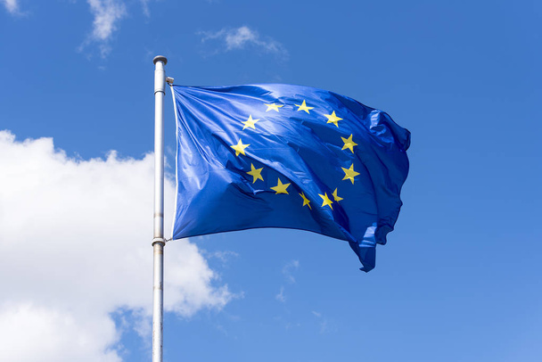 EU Flag waving against blue Sky - Valokuva, kuva