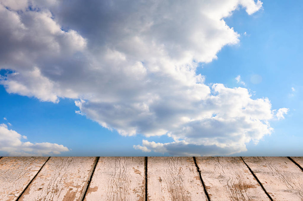 Cielo azul con muelle de madera
 - Foto, imagen
