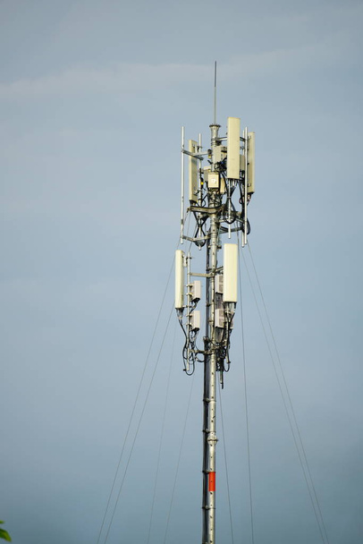 Antena tower.communication Telecom ze wschodem słońca, technologii satelitarnej background.silhouette wieża sieć telekomunikacyjną na zachód komunikacji technologii sieci - Zdjęcie, obraz