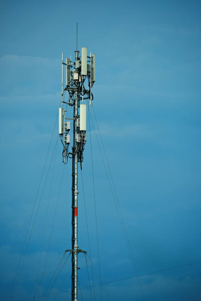 Telecom tower.communication antenni auringonnousun kanssa, Teknologia background.silhouette satelliitti torni tietoliikenneverkon auringonlaskun viestintäteknologian verkko
 - Valokuva, kuva