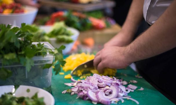 Kuchaři ruce řezání čerstvé a chutné zeleniny - Fotografie, Obrázek