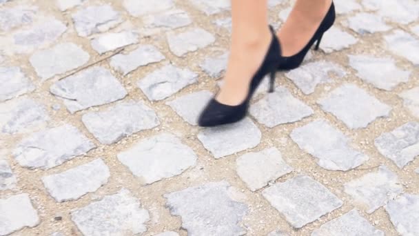 Femmes jambes en chaussures noires sur une route en pierre
 - Séquence, vidéo