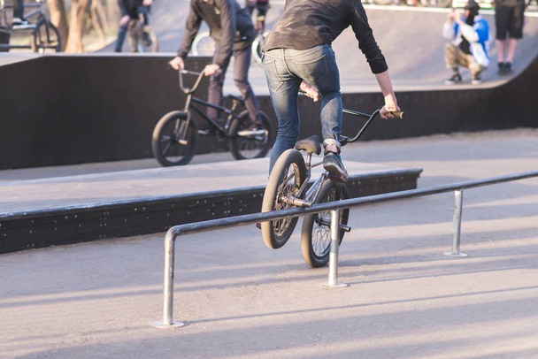 Dva cyklisté na Bmx kolech dělat triky ve skate parku. Kolo bruslař snímků na Bmx ve Perela. Školení triky na Bmx - Fotografie, Obrázek
