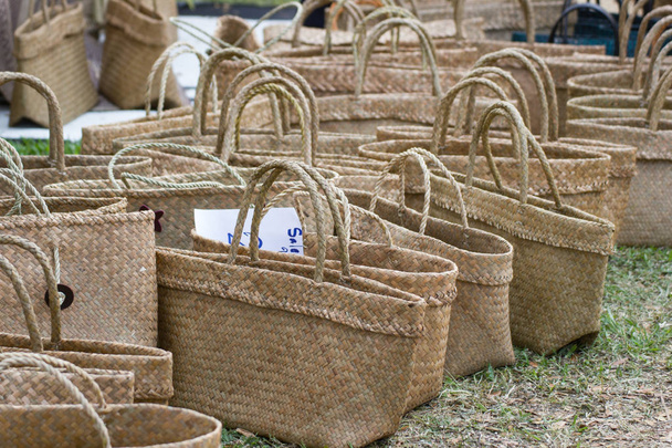 Tecelagem de produtos Uma cesta de vime Feito à mão, trabalho de produto na indústria familiar. venda em um mercado da Tailândia
   - Foto, Imagem