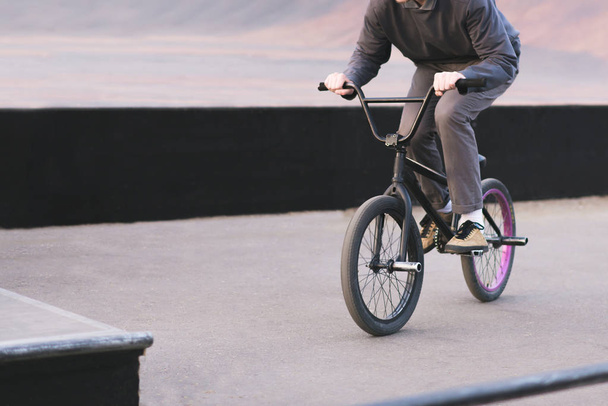 BMX rider jeździ wzdłuż park skate - Zdjęcie, obraz